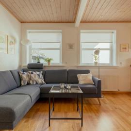 Lovely 2 BR Apartment - Parking - Quiet Street