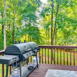 Private Yard & Deck: High Point Home Base!, hotel en High Point