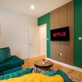 Contractors,Parking,Wifi, SmartTV, Hotel in Heeley