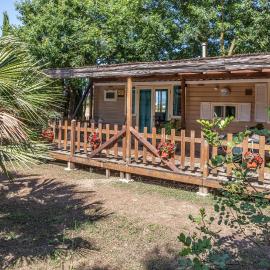 Glamping immerso nel verde, hotel in Gagno