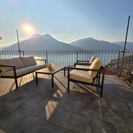 Amazing Lake View Apartment with Pool and 2 Terraces, Modern Urio, by STAYHERE-LAKECOMO, hotel a Carlazzo