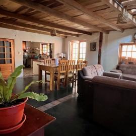 Wunderschönes Haus mit großer Terrasse, hotell sihtkohas Sauce