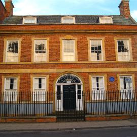 2 Bedroom Apartment - Free Parking