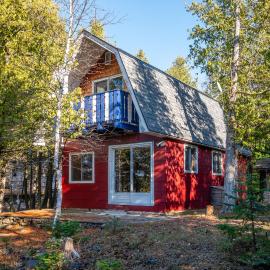 Red Barn Waterfront Tobermory A-Frame, Hotel in Miller Lake