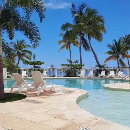 Superbe 2 chambres avec piscine, Hotel in Baie Nettle