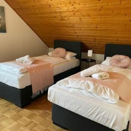 Appartio - Ferienwohnung "Dorfblick" Dachgeschoss - 6 Personen - Netflix - Waschmaschine