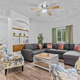 New Luxury House in the Heart of Janesville, hotel u gradu Džejnsvil