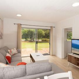 Broulee Beachfront Bliss - Near the Waves، فندق في برولي