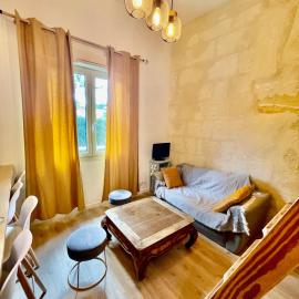 proche kedge et universitée appartement cosy avec clim ,parking ,cuisine équipée ,sdb et jardin