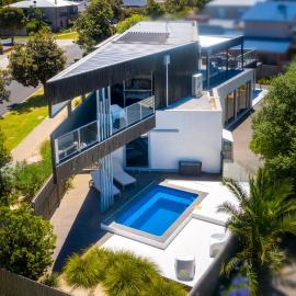 The Point - Luxury Beachside Entertainer With Heated Pool, Hotel in St Leonards