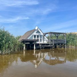 Seehütte Neusiedlersee inklusive Elektroboot, Hotel in Rust