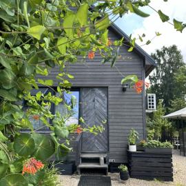 Amazing little house on an island with garden, hotel din Riga