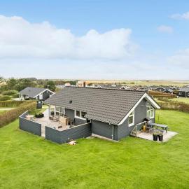 Cozy Home In Lemvig With Sauna, hotel sa Lemvig