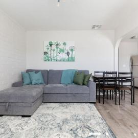 Spacious 2BR Condo, Steps to Downtown Gilbert, King Bed & Laundry, viešbutis mieste Gilbertas