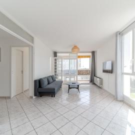 Spacious Apartment for 8 People - Bron Grand Clement, hotel a Bron