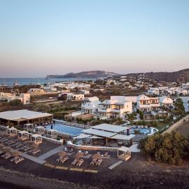 Sea Breeze Santorini Beach Resort, Curio Collection by Hilton, hotel a Perivolos