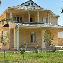 Spacious Yellow Villa with garden - up to 8 guests, hotell sihtkohas Qəbələ