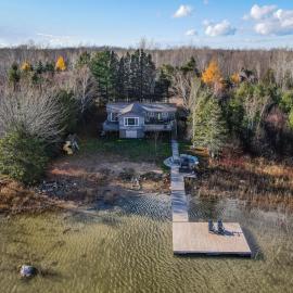 Serene Lakefront Retreat Explore and Unwind, Hotel in Miller Lake