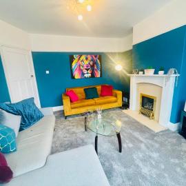 NEW Modern 3 Bedroom Contractor House Short Lets Free Parking & Wifi by Jesswood Properties, Close to Town
