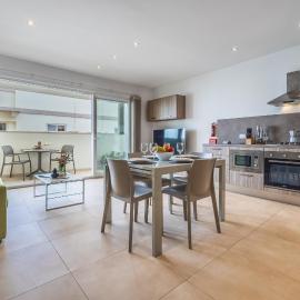 FL 4 TheLODGE-Charming City Retreat by Homely, hotel a Mellieħa