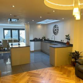 Entire Seaside Home 6 Private BedRooms Sleeps 10,4 Minute Walk To Station, hotel a New Brighton
