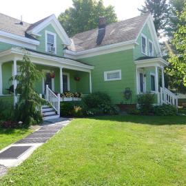 Falls Farmstead 1854 Quinn Cottage -Cozy Home Base – hotel w mieście Ellsworth