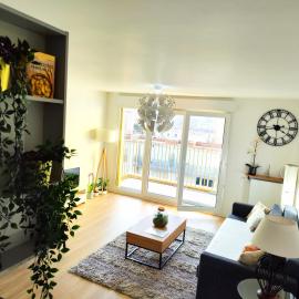 Bright Spacious Apartment near Paris Metro 4