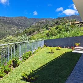 Hills and Atlantic Ocean retreat - Conceição House، فندق في كالهيتا