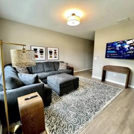 Central Cedar Falls New Construction Townhome!, hotel em Cedar Falls
