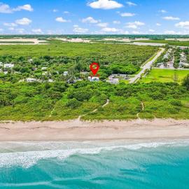 No-Stairs Beach Getaway - Ground Floor Pet-Friendly 2BR, hotel in Fort Pierce