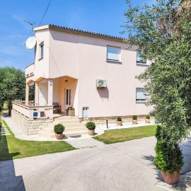 Holiday Home Ive by Interhome, hotel in Petrcane