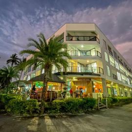 Ramada Suites By Wyndham Seafront Coral Coast, hotell i Korotogo