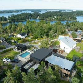 Exklusiv villa med pool & fri havsutsikt, hotel v destinaci Sommarbo