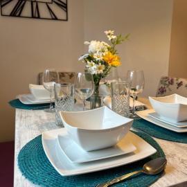 Comfy 3 bed house North Swindon, hotel in Swindon