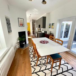 Flat1Hove- renovated, 2BR, patio, beach, free onsite parking, hotel in Hove