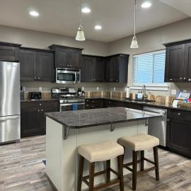 Spacious Family Retreat with Hot Tub & Home Theater, hotel in Meridian