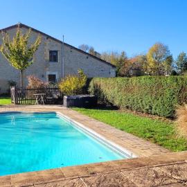 Chambre, sauna, piscine à la campagne، فندق في Léguillac de Cercles