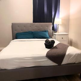 Flowealth Suites - Private Rooms Near West Edmonton Mall, hotell i Edmonton