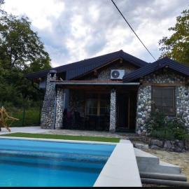 COUNTRY HOUSE