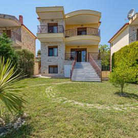 Holiday home with panoramic view of the forest