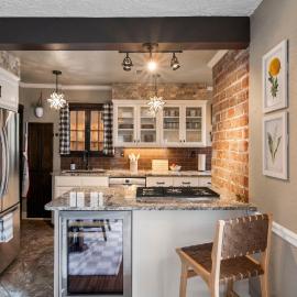 Ivy Cottage w hot tub by HVNLYhomes، فندق في تولسا