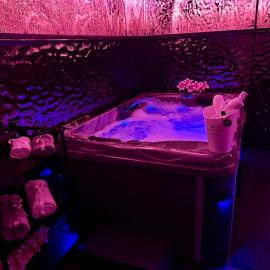 Love Room Secret-private jacuzzi spa & cinéma Bucuresti, hotel v mestu Voluntari