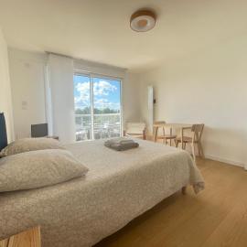 Studio - balcon - bord de mer, hotel in Courseulles-sur-Mer