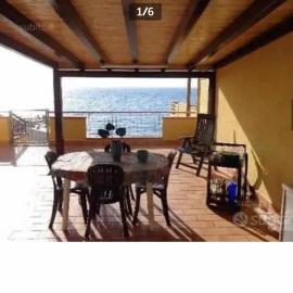 Casa con terrazzo e scala diretta sul mare
