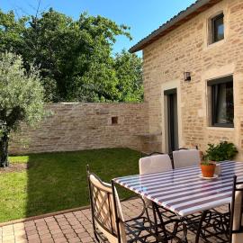 Les chambres claires Givry, hotel a Givry