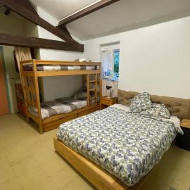 chambre 4 personnes avec entrée indépendante , grand parking, salle de bain, wc