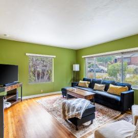 Cozy 2BR Home Near UNR with Large Deck & Parking: Reno'da bir otel