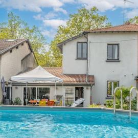 Maison à Lyon Parilly avec Piscine, Jardin, Parking Privé & Proche Eurexpo