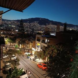 CAMPO VALDES PARK HOSTEL, hotel in Medellín