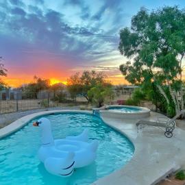 Lazy H Bar Desert Outpost Ranch House with Pool and Hot Tub, hotel u gradu 'Tucson'
